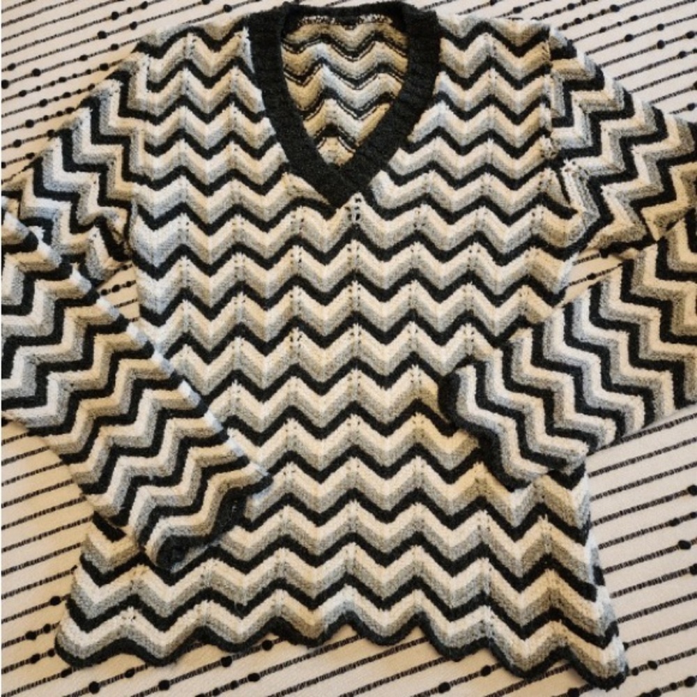 Ladies zig zag sweater